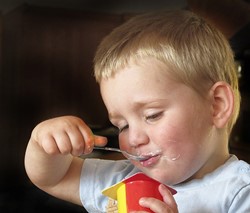 ヨーグルトを食べる子供